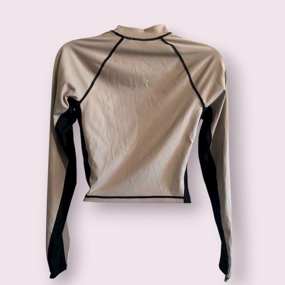 Fabletics Beige Black Long Sleeve Athletic Crop Top - Size M - Picture 5 of 6